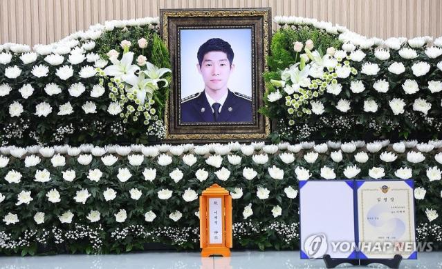 구명조끼 벗어 갯벌 고립 노인 구하고 숨진 해경, 1계급 특진