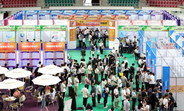 재계 "청년 고용확대 노력...정부도 정년연장 속도조절 해야"