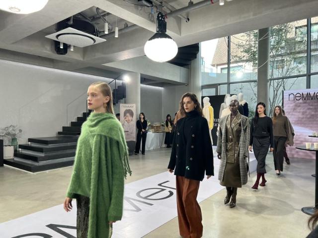 "방송만으론 답 없다"..홈쇼핑, '단독 브랜드'로 패션 승부수 [르포]