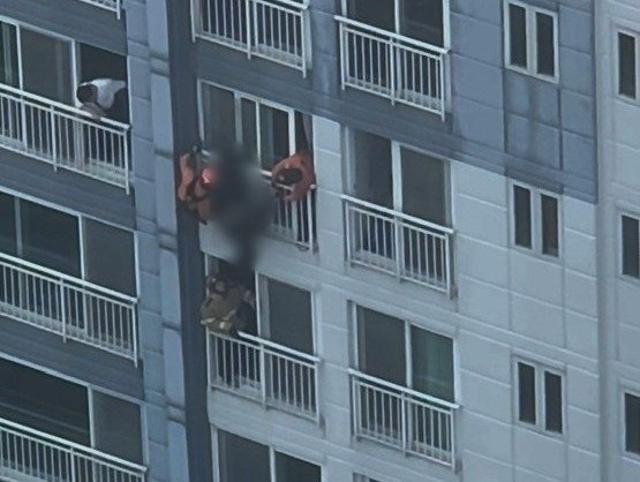 ‘천우신조’ 23층 아파트에 거꾸로 매달린 여성…119가 극적 구조