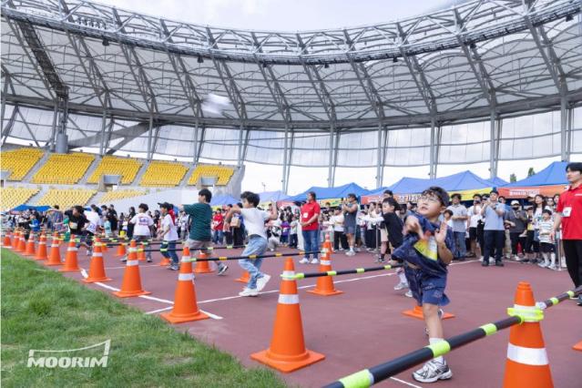 '멀리날리기 72m' 무림페이퍼 종이비행기대회 역대 최고 기록 나왔다