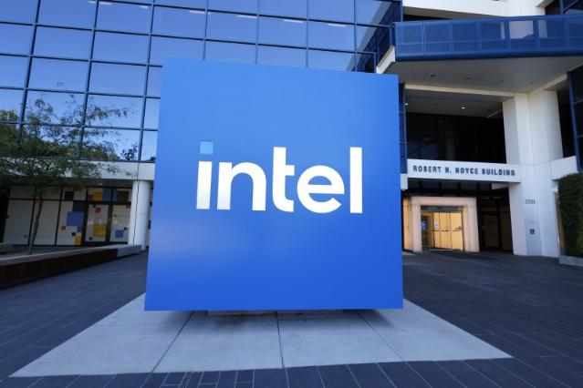 "AMD, 인텔과 반도체 생산 논의"…주가 급등