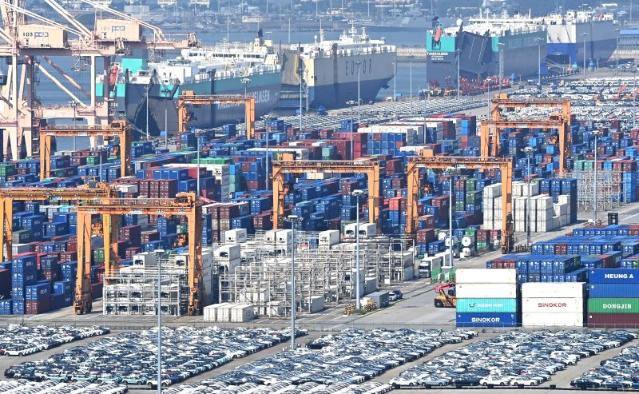 8월 경상수지 흑자, 역대 8월 중 최대...“반도체 호조에도 수출, 3개월 만에 감소”[상보]