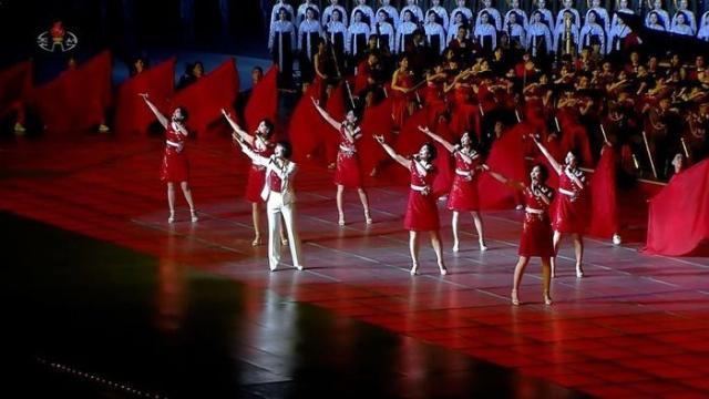 새빨간 미니스커트의 북한 여성들…무슨 일이길래