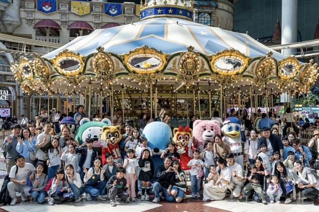 롯데월드 통째로 빌렸다..임직원 가족 1만5000명 모인 사연은