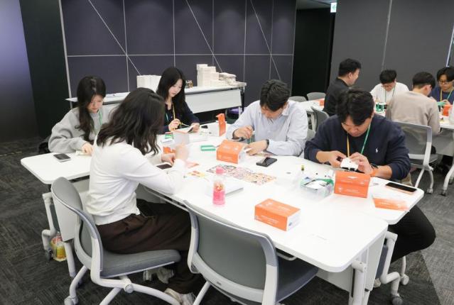 현대엘리베이터, 해외 전력 에너지 소외 이웃에 태양광 랜턴 기부