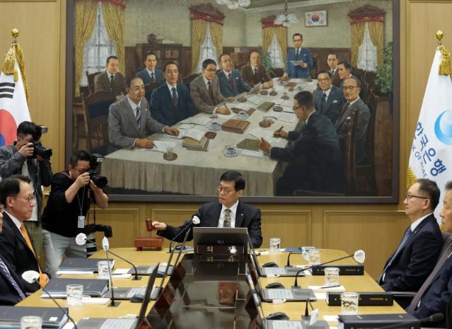 집값·환율 부채질할까...미뤄진 기준금리 인하[상보]