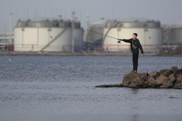 트럼프, 러시아 석유기업 제재…국제유가 5% 급등