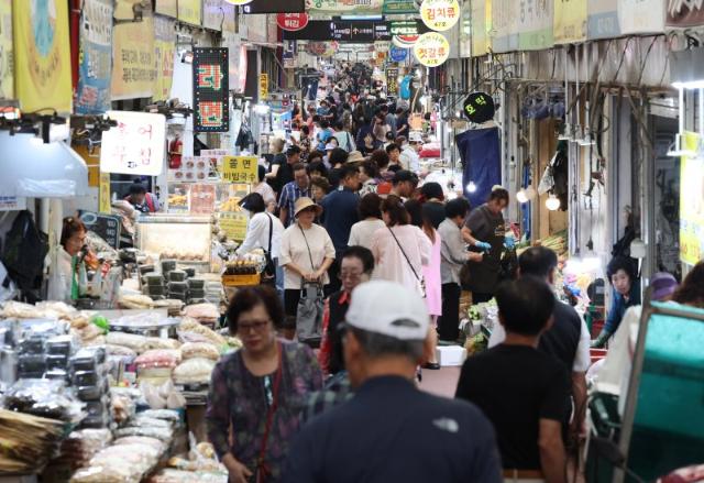 3년래 최대폭 상승한 민간소비...연간 성장률 1% 달성 ‘청신호’[상보]