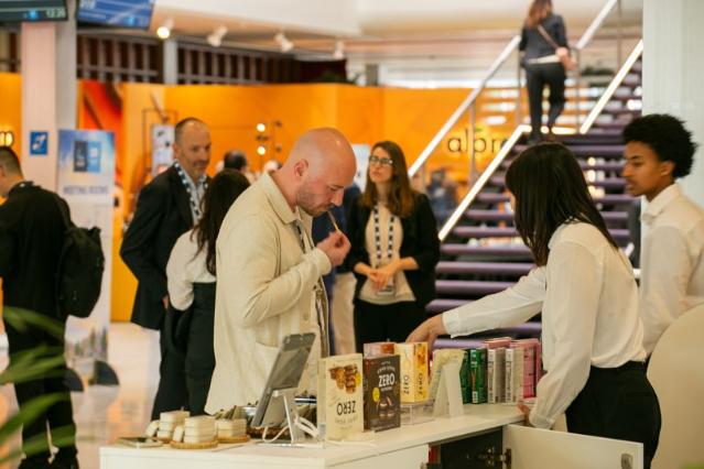 '세계 2위 코코아 생산국'에 묘목 13만 그루 기증한 롯데, 전방위 글로벌 전략 추진