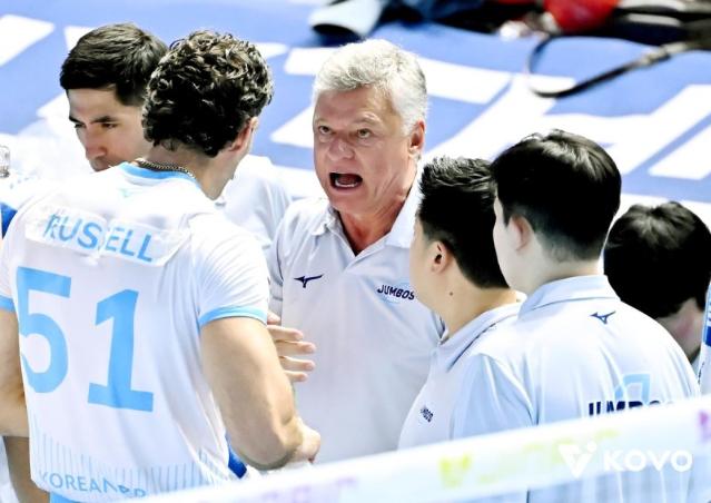 제재금 철퇴... 대한항공-한전 경기, 러셀 유니폼 한 장이 낳은 공정성 논란