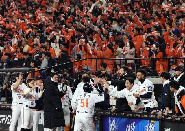 한화의 가을이 돌아왔다…‘26년 만의 홈 승리’에 대전이 폭발했다