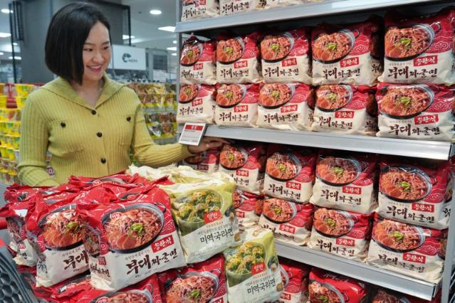 롯데마트, 하림 송탄식 부대짜글면 선보여…"외국인 고객 겨냥"