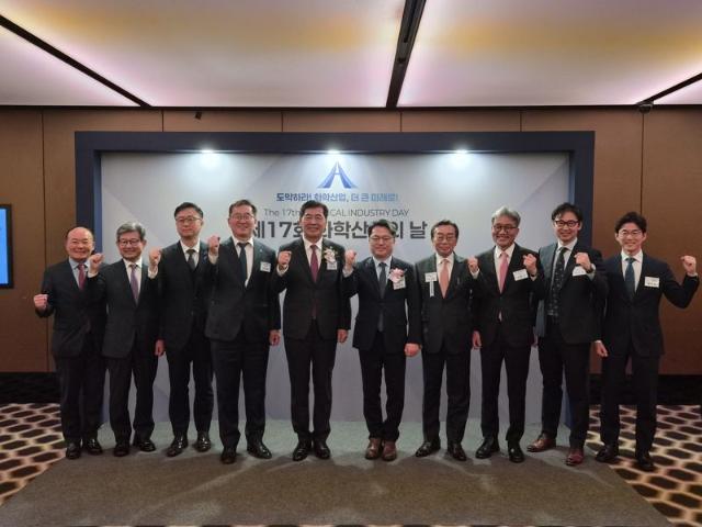 "화학 대전환, 정부 지원 필수"...신학철 LG화학 부회장, 구조 재편 촉구