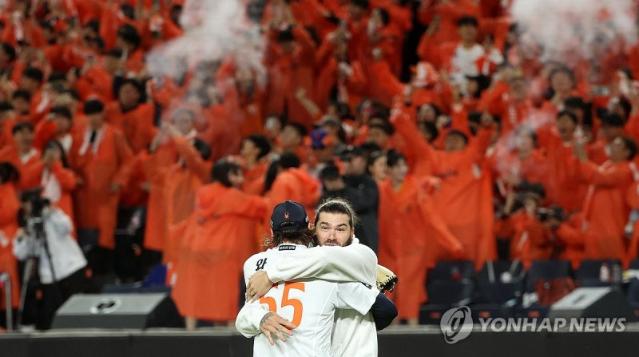 "MLB 선발 오퍼 받을 후보 중 한 명"... 하지만 폰세는 끝까지 더그아웃을 떠나지 않았다