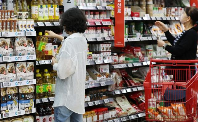 10월 물가 2.4% 올라…1년 3개월 만에 최고 (상보)