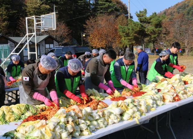 코리아에셋투자證, 군과 민이 함께하는 '사랑의 김장나눔 활동' 진행