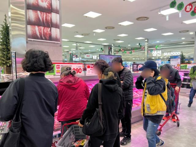 "990원 삼겹살·반값 연어 떴다" 고객들 마트 오픈런