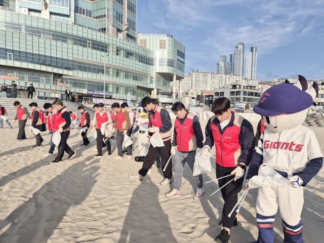 롯데 계열사 임직원들 해운대 해변 환경정화