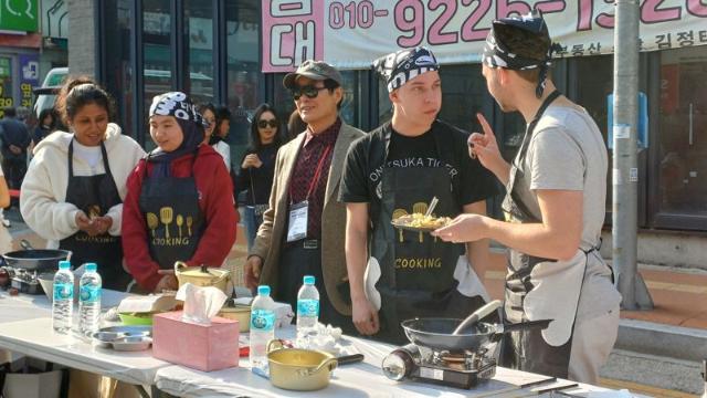 '세상에서 가장 긴' 라면 레스토랑, 구미에 떴다..전국서 인파 행렬 [르포]
