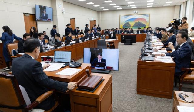 與, 예산 지렛대로 尹인사 축출..野, 실언논란 李인사 비판