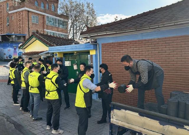 KGM, 평택연탄나눔은행에 후원금 전달...연탄 나눔 봉사도 진행