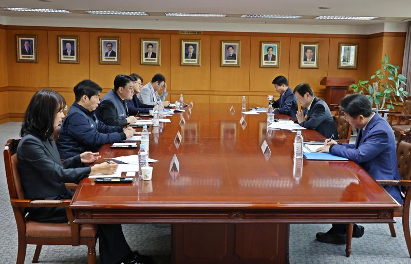 "소비자 불편 줄여야"vs"4.5일제, 서둘러야"...금감원·금융노조, 간담회 개최