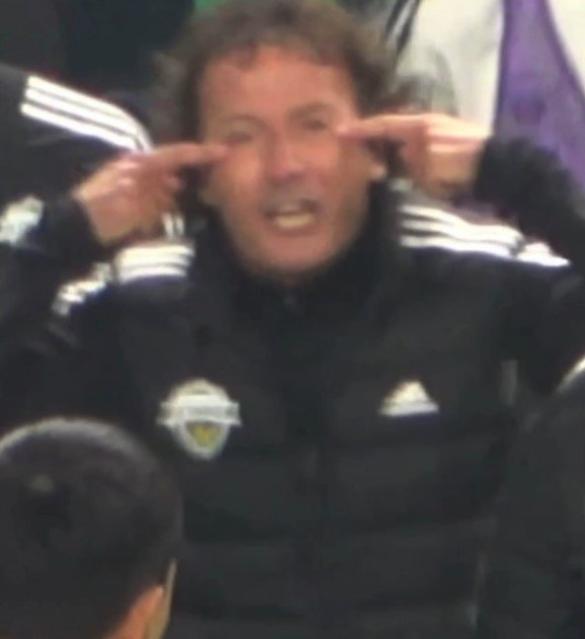 “인종차별 눈 찢기인가, 억울한 오해인가” 전북 코치 손짓 하나에 K리그가 뒤집혔다