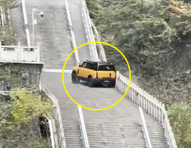 장가계 999개 계단 오르던 中 SUV, 미끄러져 난간에 '쾅'…대체 무슨 일?