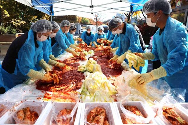 LX 임직원 40명, 종로 이웃에 '김장 온정'