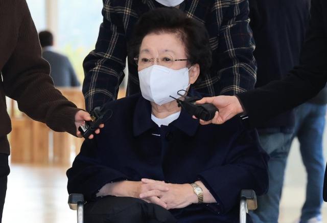 김건희 어좌에 어떻게 앉았나…"한참 설명하는데 계단 올라 털썩"