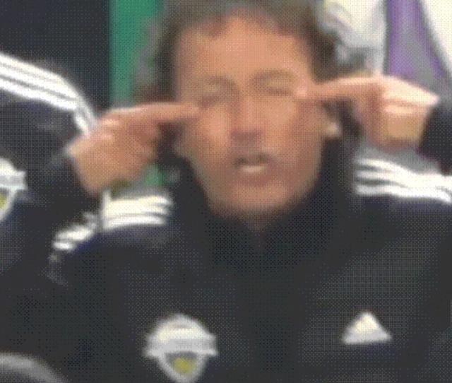 페널티킥 판정에 '눈 찢기' 손동작?..전북 외국인 코치 인종차별 논란