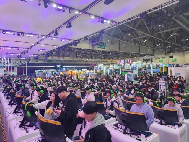 넷마블 지스타 부스 몰린 게이머들..."5종 작품 긍정 반응" [지스타 2025]