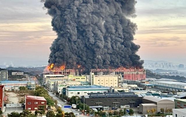 이랜드 천안 물류센터 화재 9시간30분 만에 초진