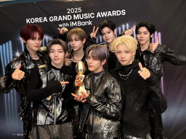 클유아, '2025 KGMA' IS 루키상 영예…압도적 존재감