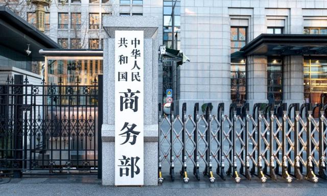 ASML의 여유로운 표정 뒤… 中 눈치보랴 '땀 뻘뻘' [김경민의 적시타]