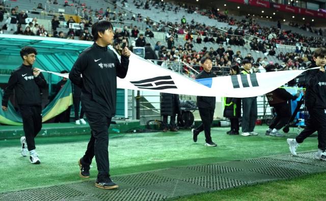 하나은행, 축구 A매치 기수단 이주배경 아이들로