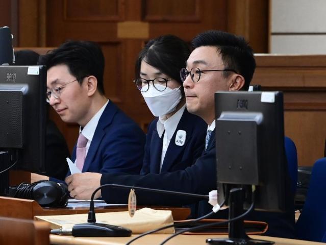 머리 풀고 바닥만 응시한 김건희…들것에 기댄채 재판 받았다