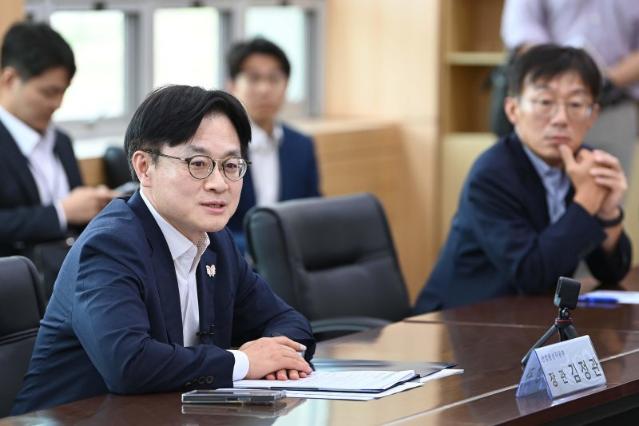 김정관 "석화 사업재편 제출기한 12월 말, 못 맞추면 정부지원 제외"