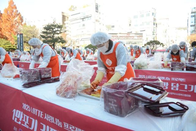 부산시·롯데, 사직야구장서 김치 1만 포기 온정 나눈다