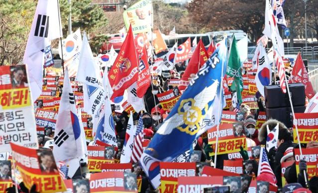 "내란 청산" "尹 어게인"… 거리에선 1년째 둘로 갈라진 목소리