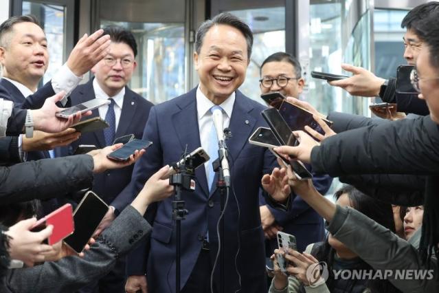 진옥동 신한금융 회장 사실상 연임 성공… "도전·혁신 이끌 인물"