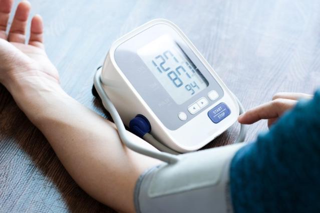 혈압 약간만 높아도 '경고 신호'… 중년·여성 치매 위험 커진다