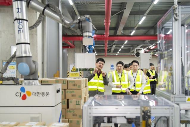 CJ대한통운 첨단 풀필먼트센터 찾은 CP 엑스트라...물류 협력 '강화'