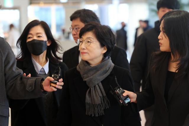 '로저비비에 전달' 김기현 배우자 특검 출석...묵묵부답