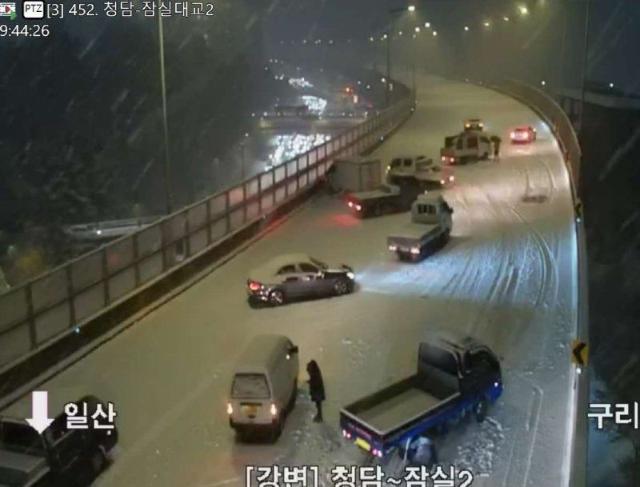 서울 곳곳 '거북이걸음'..서울 -6도까지 '뚝' 출근길 빙판 조심