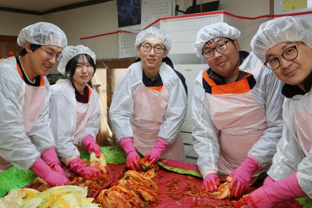 한화 임직원 20명 '김장 1000㎏'  담근 사연은
