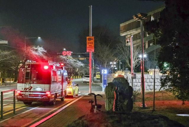 국회 외곽 담벼락에 불 지른 남성 체포…경찰, '정치 불만' 추정