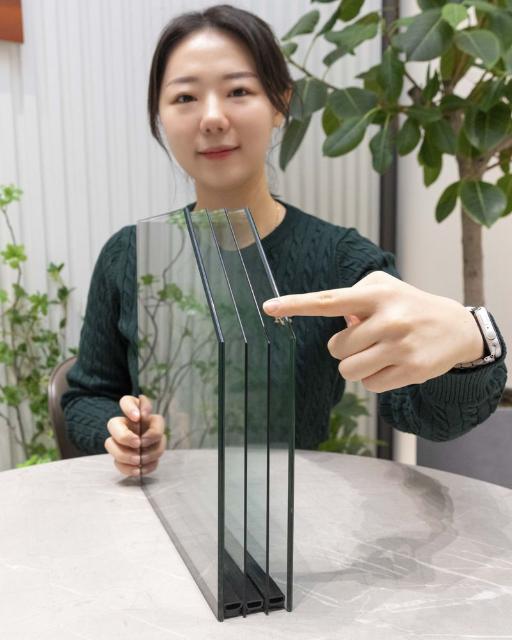 "유리 무게 절반 줄여" KCC글라스, '경량다복층유리 시스템' 공개