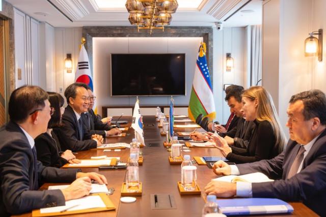 진옥동 신한금융 회장, 우즈베키스탄 사절단과 미래 협력 논의